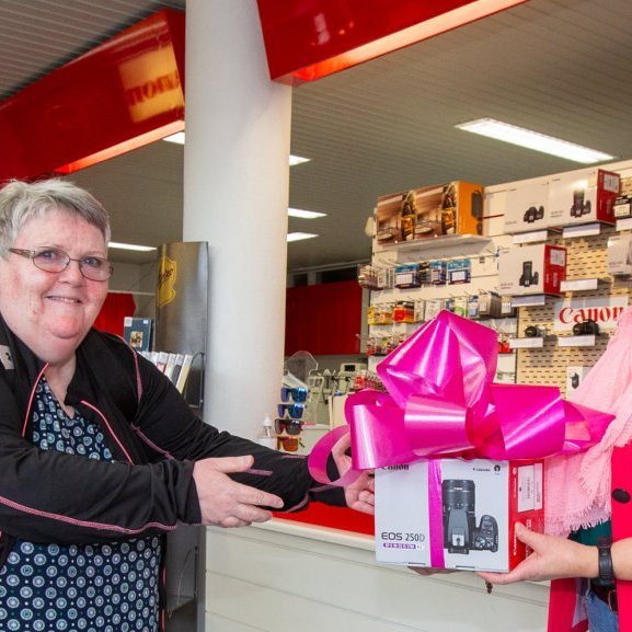 Inga Vestmann afhendir Hrönn Friðriksdóttur myndavél sem Pedromyndir gáfu í söfnunina - mynd af síðu Dekurdaga