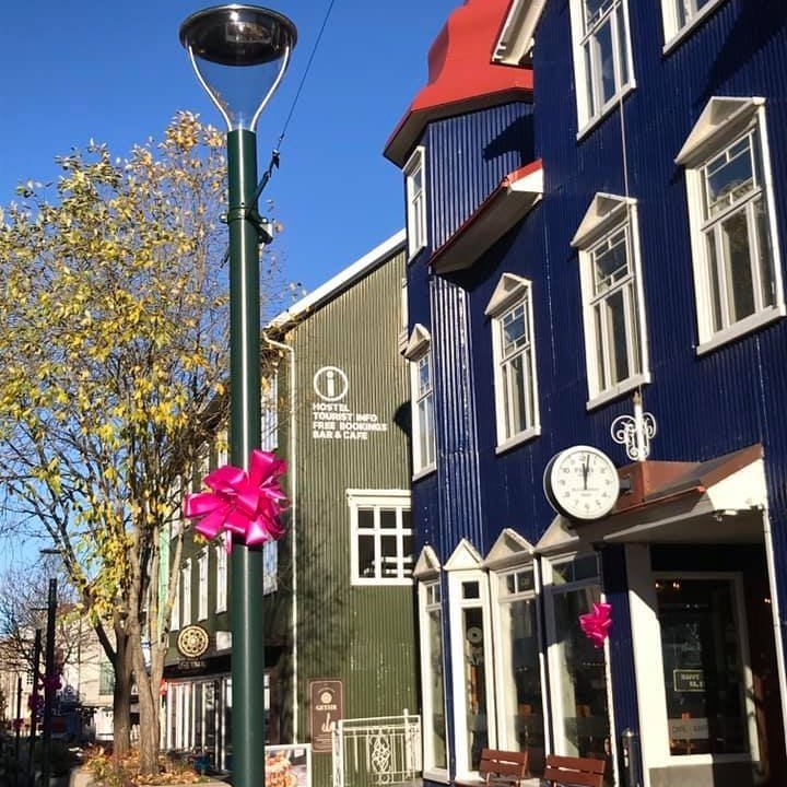 Miðbærinn slaufum prýddur - mynd af síðu Dekurdaga