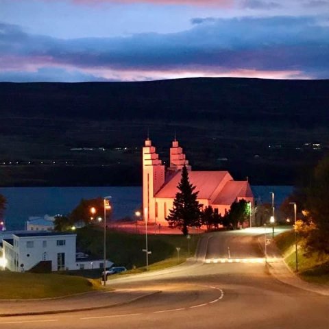 Akureyrarkirkja böðuð bleikum ljóma - mynd af síðu Dekurdaga 