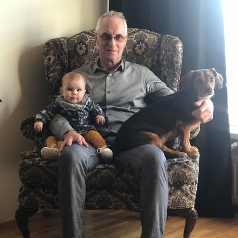 Elías Óskarsson handverksmaður ásamt barnabarni sínu