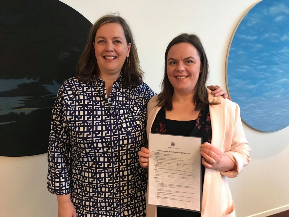 Regína Óladóttir tekur við styrknum frá Svandísi Svavarsdóttur, heilbrigðisráðherra.