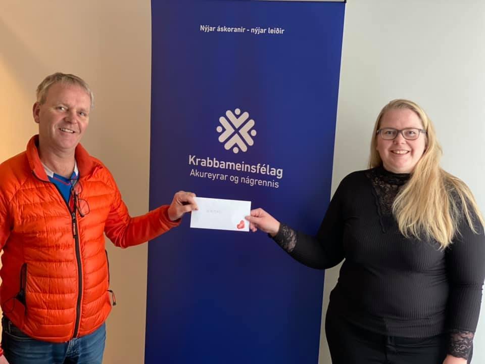 Hörður Óskarsson afhendir Maríu Rut Dýrfjörð, markaðsstjóra félagsins, gjöfina.
