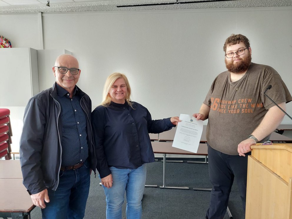 Arna Jakobsdóttir varaformaður Krabbameinsfélags Akureyrar og nágrennis tók við styrknum