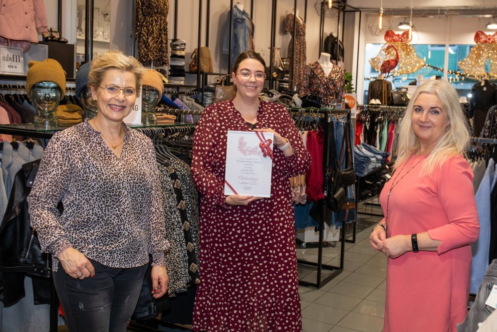 Marta Kristín tekur við styrknum frá Vilborgu í Centro (t.h.) og Ingu í Pedromyndum (t.v.) Mynd af s…