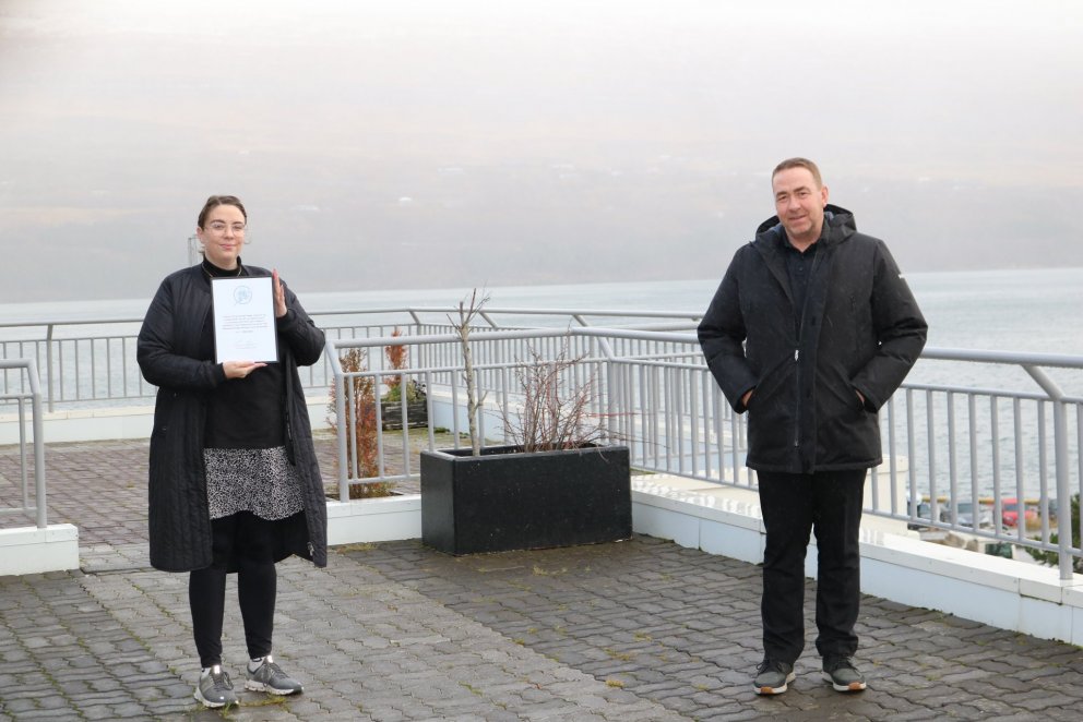 Marta Jónsdóttir tekur við gjöfinni frá Eiði Stefánssyni formanni FVSA. (Mynd fengin af vef FVSA)