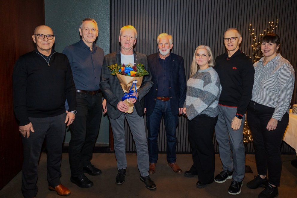 Hörður Óskarsson ásamt stjórn. Mynd: Þórhallur Jónsson.