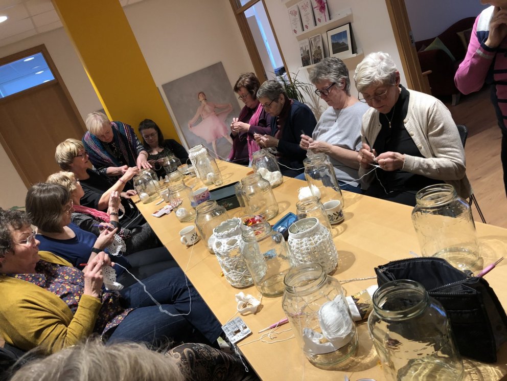 Handverkshópurinn heklar utan um krukkur