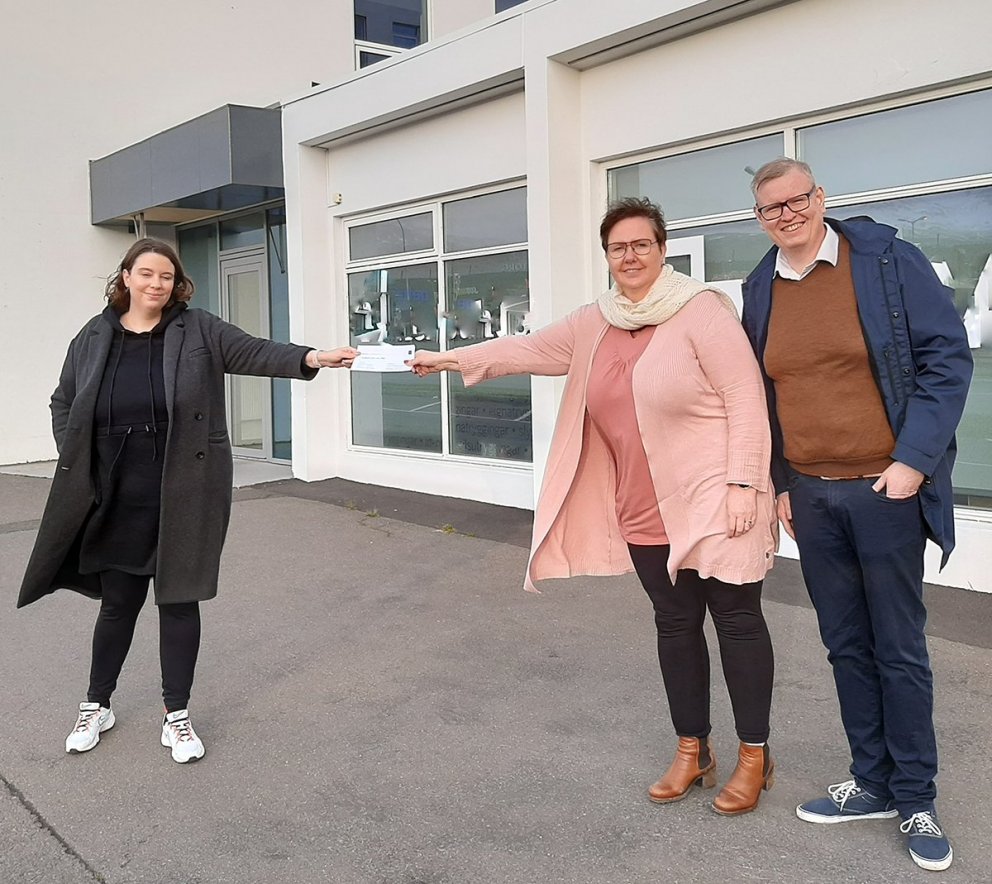 Marta Kristín tekur við gjöfinni frá Gunnhildi og Bernharð