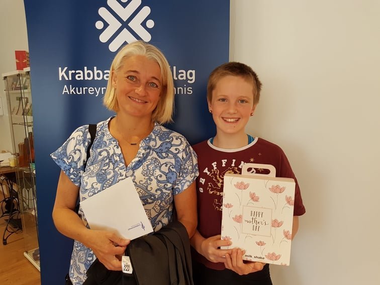 Matthildur Ingimarsdóttir og mamma hennar Margrét með hárið klárt í kassa til sendingar.