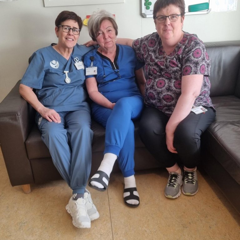 Á myndinni eru Júlía B. Birgisdóttir starfsmaður, Jónbjörg K. Þórhallsdóttir deildarstjóri og Gróa M…