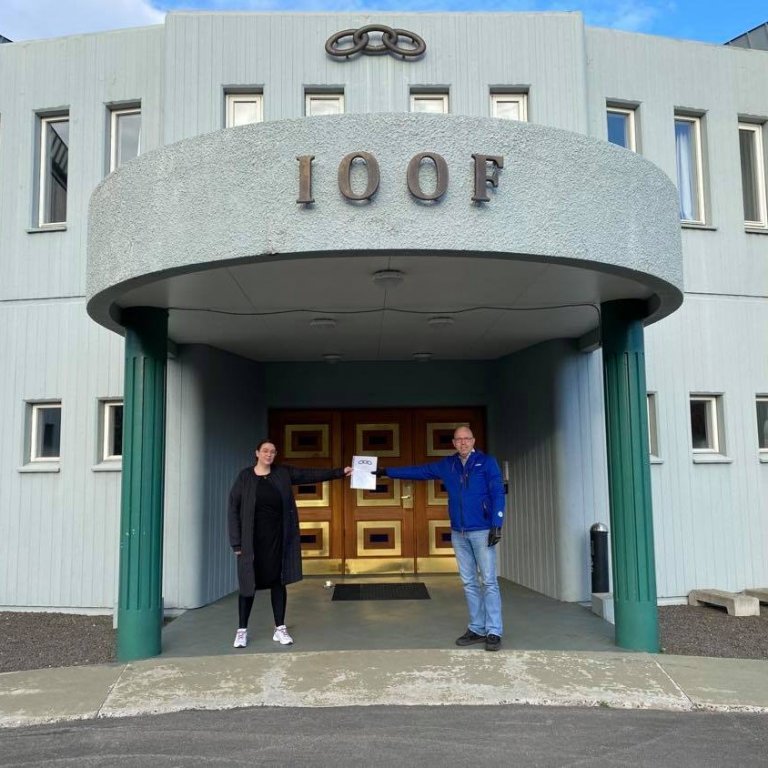 Örn Stefánsson afhendir Mörtu Kristínu Jónsdóttur styrkinn fyrir hönd Stúku nr. 2 Sjöfn, Stúku nr. 1…