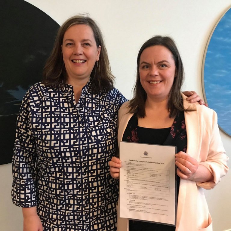 Regína Óladóttir tekur við styrknum frá Svandísi Svavarsdóttur, heilbrigðisráðherra.