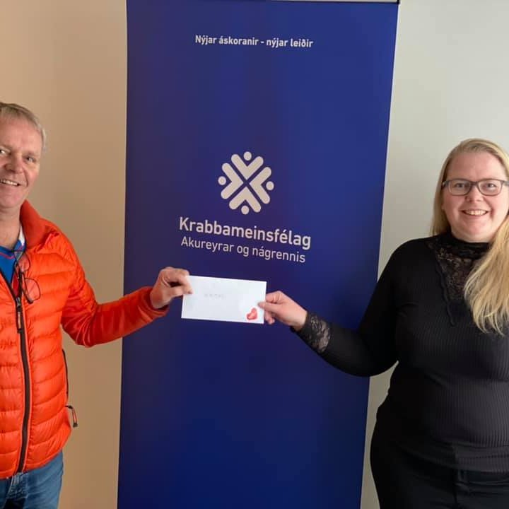 Hörður Óskarsson afhendir Maríu Rut Dýrfjörð, markaðsstjóra félagsins, gjöfina.