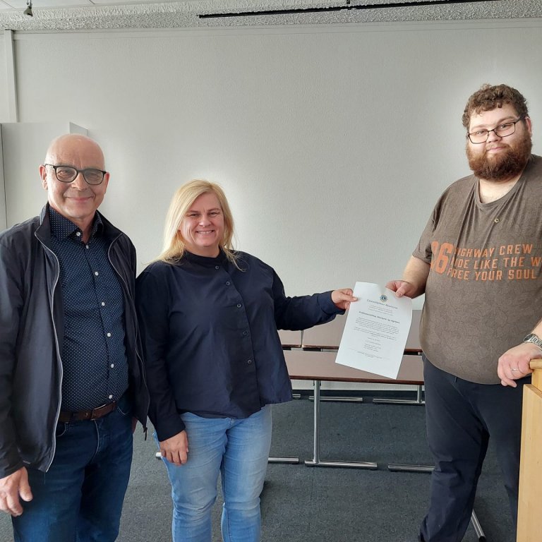 Arna Jakobsdóttir varaformaður Krabbameinsfélags Akureyrar og nágrennis tók við styrknum