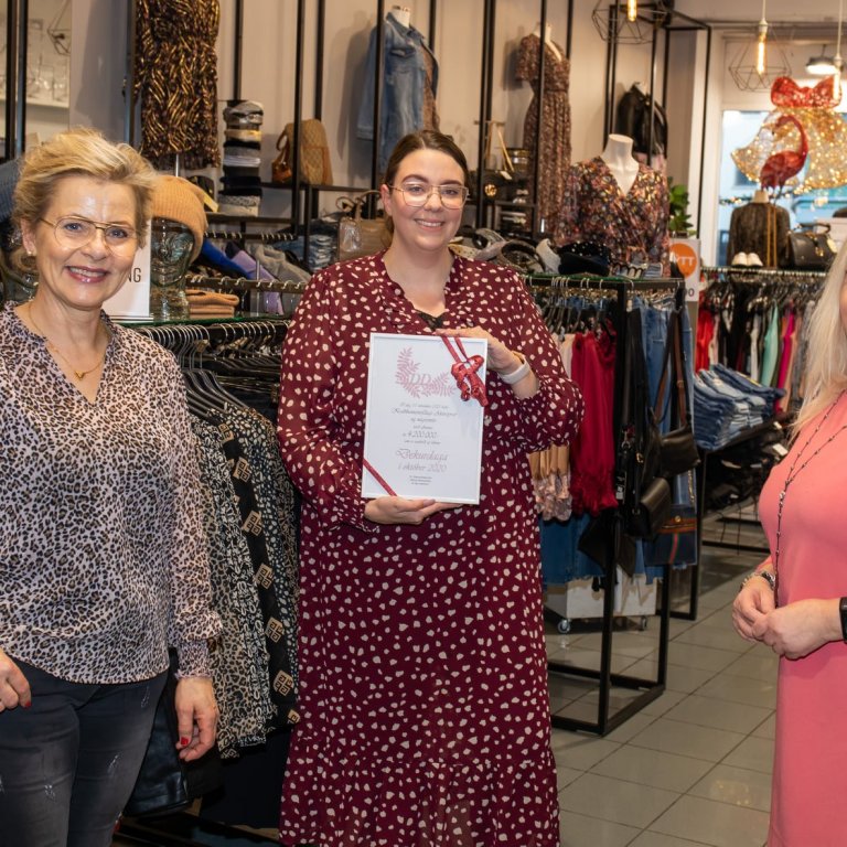 Marta Kristín tekur við styrknum frá Vilborgu í Centro (t.h.) og Ingu í Pedromyndum (t.v.) Mynd af s…