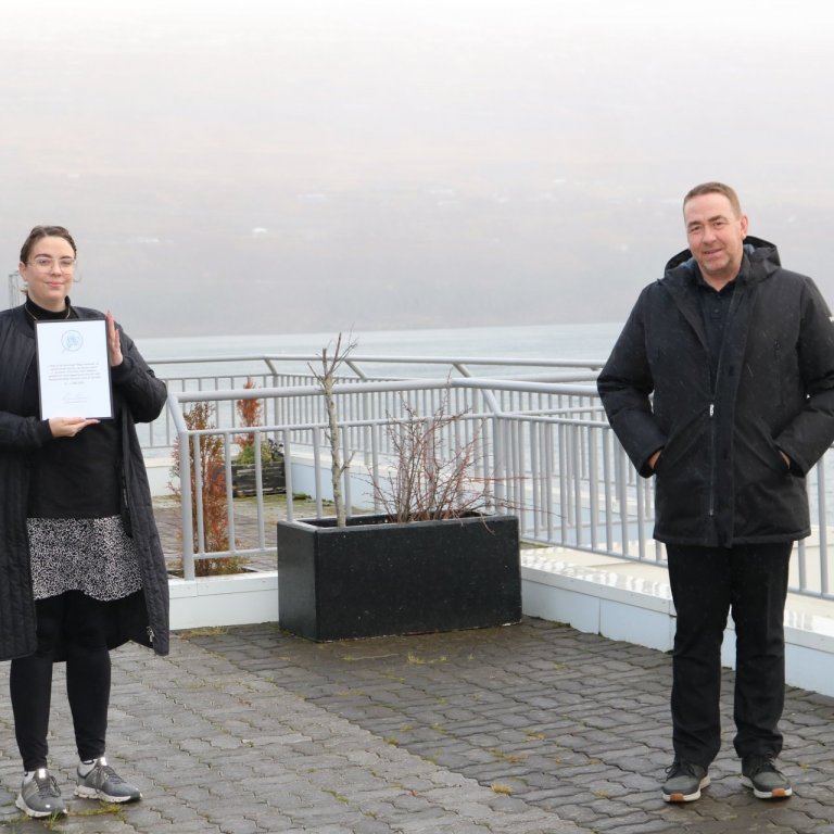 Marta Jónsdóttir tekur við gjöfinni frá Eiði Stefánssyni formanni FVSA. (Mynd fengin af vef FVSA)