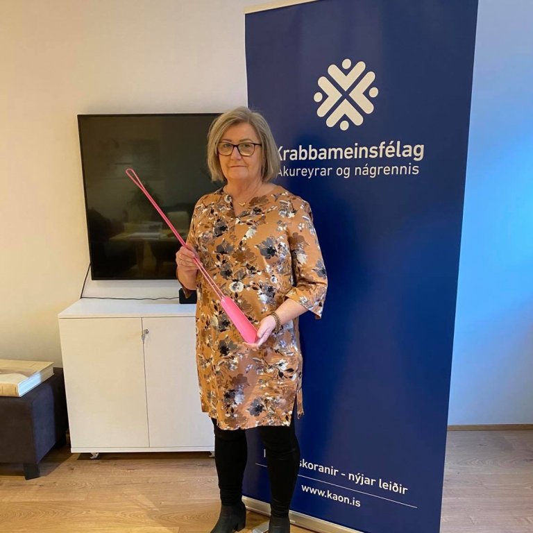 Helga Eymundsdóttir afhenti gjöfina í þjónustumiðstöð félagsins