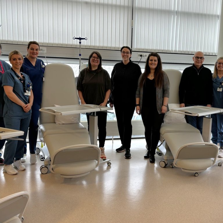 Á myndinni má sjá starfsfólk almennu göngudeildarinnar ásamt stjórnar- og starfsmönnum KAON við nýju…