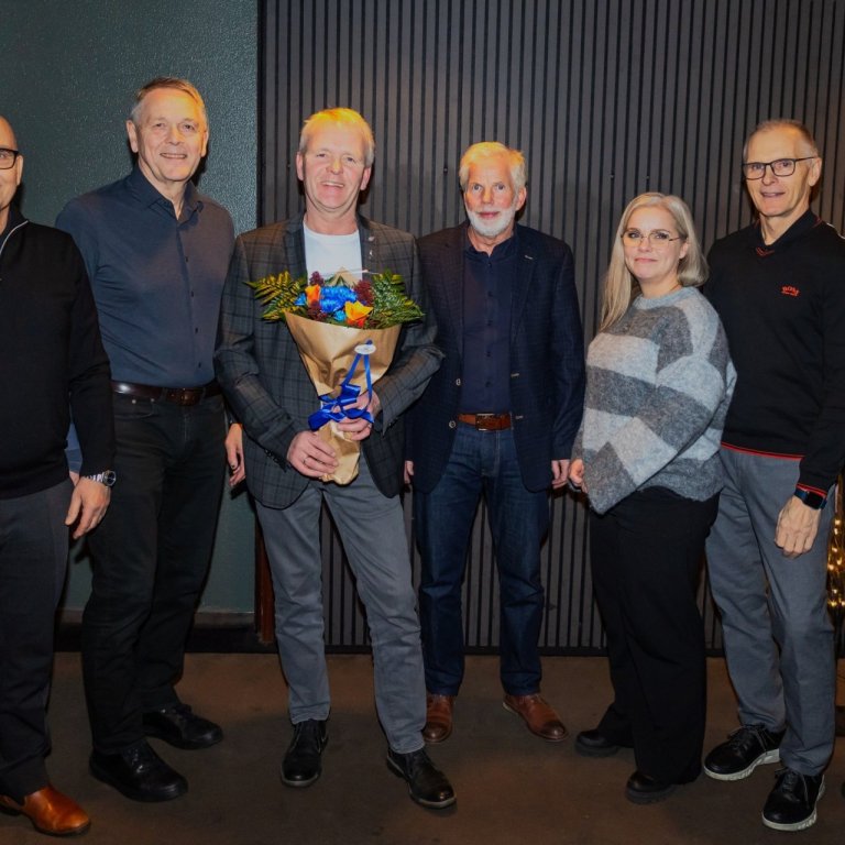 Hörður Óskarsson ásamt stjórn. Mynd: Þórhallur Jónsson.