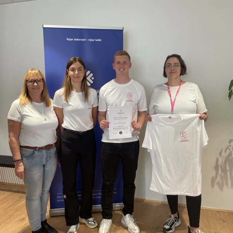 Ragnheiður Jakobsdóttir móðir Baldvins heitins og stjórnarmaður í sjóðnum, Helga Guðrún Númadóttir, …