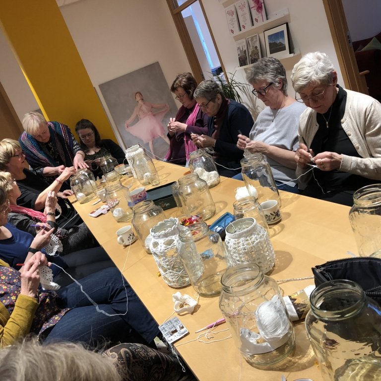 Handverkshópurinn heklar utan um krukkur