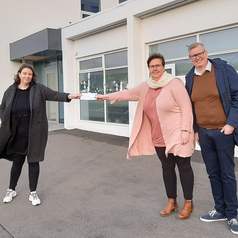Marta Kristín tekur við gjöfinni frá Gunnhildi og Bernharð