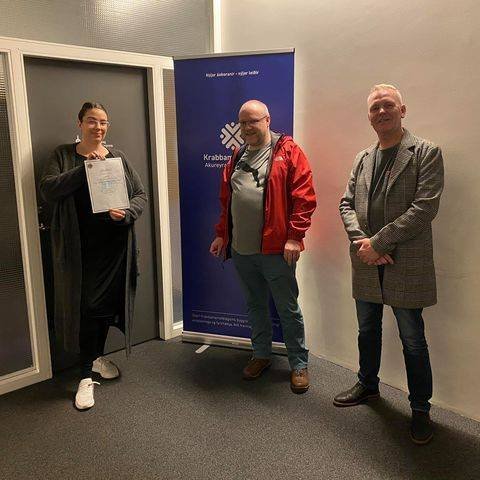 Frá afhendingu styrksins, mynd fengin af Facebook síðu Hængs.