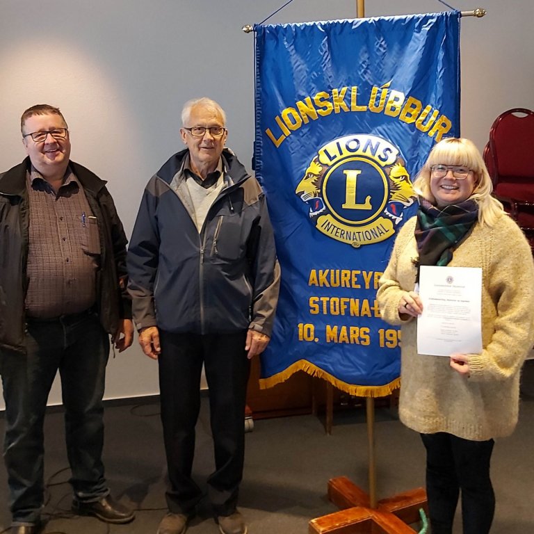 Frá afhendingu styrksins.