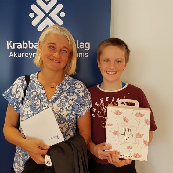 Matthildur Ingimarsdóttir og mamma hennar Margrét með hárið klárt í kassa til sendingar.