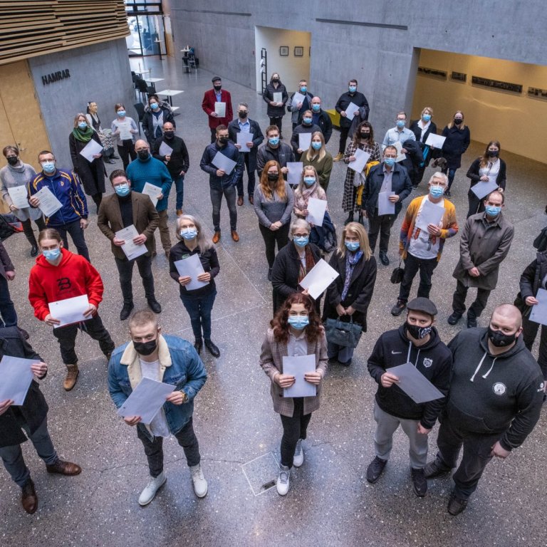 Á myndinni má sjá styrkþega, eða fulltrúa þeirra, ásamt Helga Jóhannessyni forstjóra Norðurorku og I…