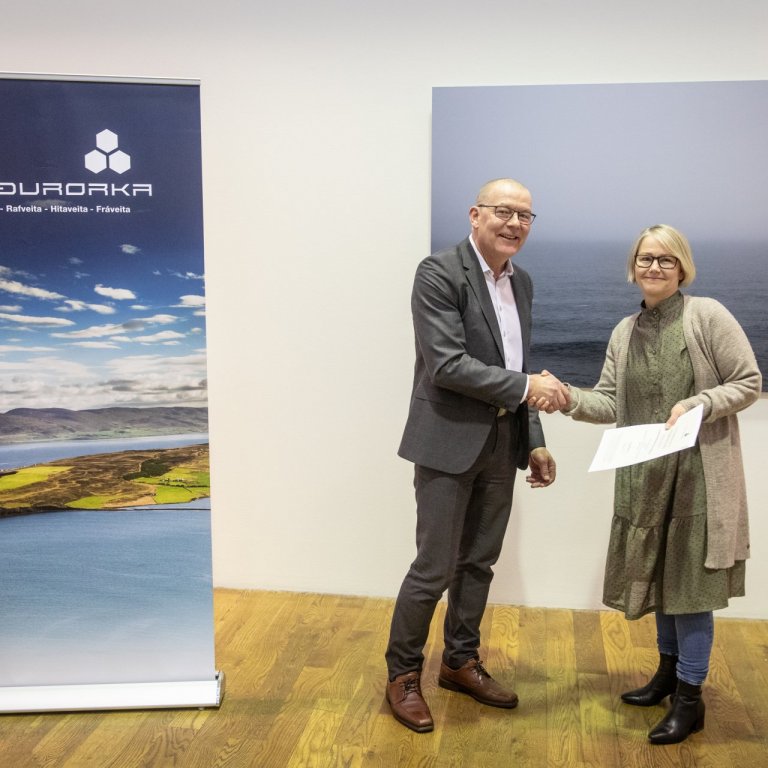 Halldóra Björg, framkvæmdastjóri KAON, tekur við öðrum styrknum frá forstjóra Norðurorku, Helga Jóha…