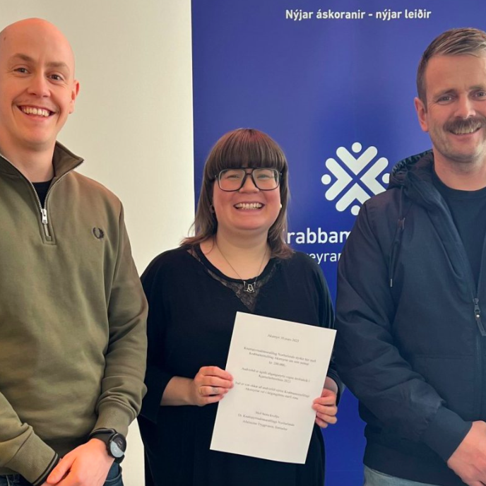 Patrik Guðmundsson, stjórnarmaður KDN, Eva Björg Óskarsdóttir, markaðs- og móttökustjóri hjá Krabbam…