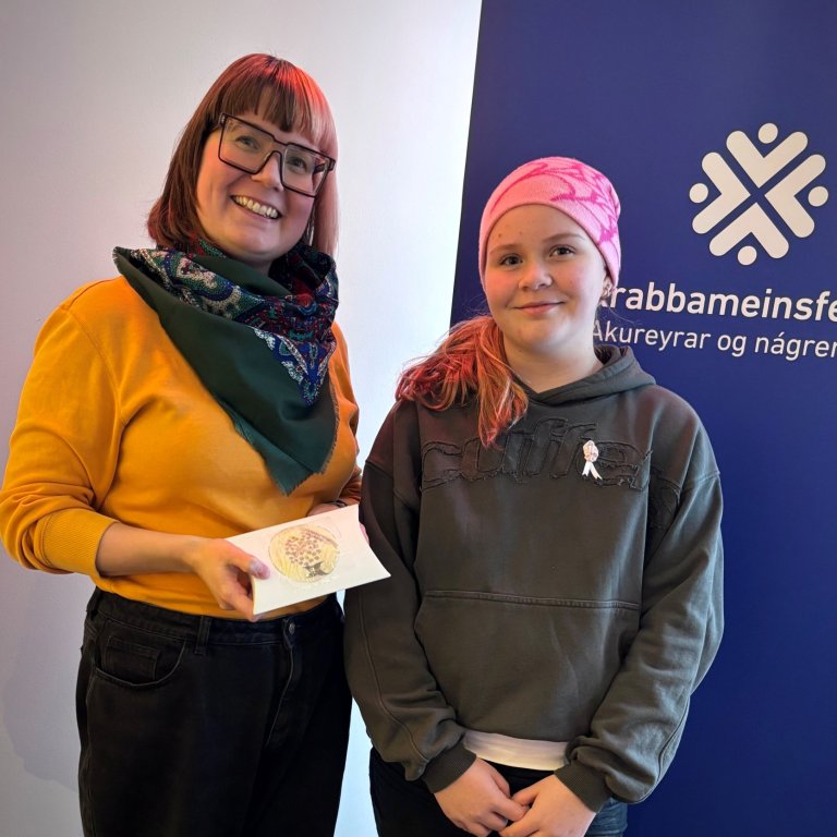 Býr til og selur armbönd til styrktar KAON