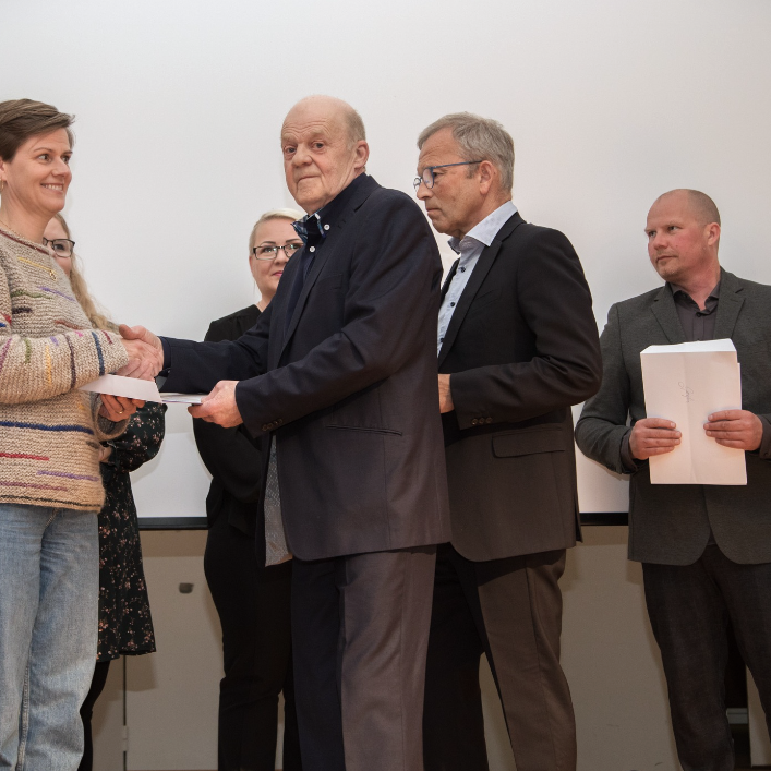 Ingunn Eir Eyjólfsdóttir stjórnar maður KAON tekur á móti styrk frá Lionsklúbbnum Vitaðsgjafa.