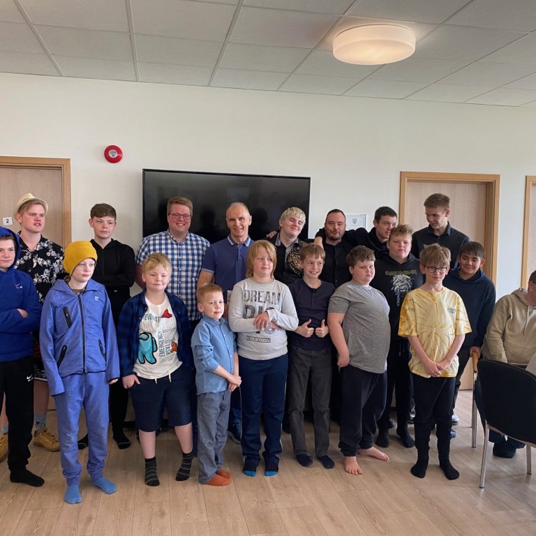 Nemendur Hlíðarskóla ásamt Kristni, Maron og Valdimar.